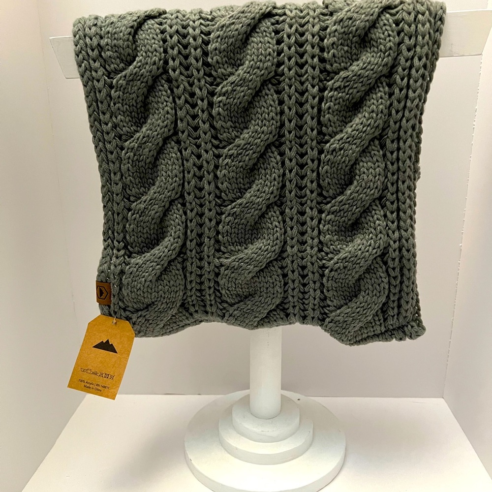 TOUGH HEADGEAR brand Gray Infinity Scarf. NWT Winter weather cable knit bohemian